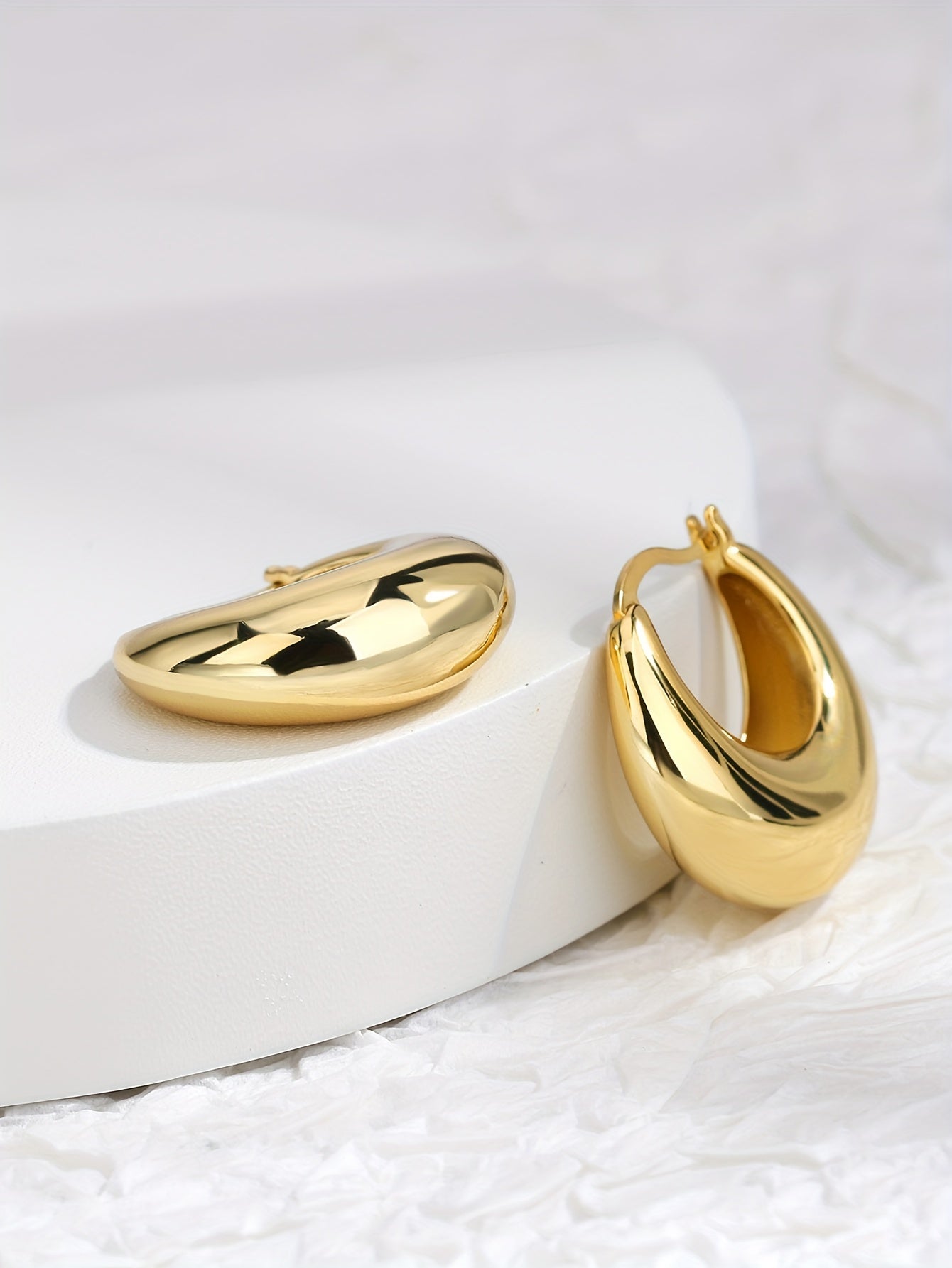 1 Pair Charm-In Elegant Hoop Earrings, 18K Golden Plated Copper,
