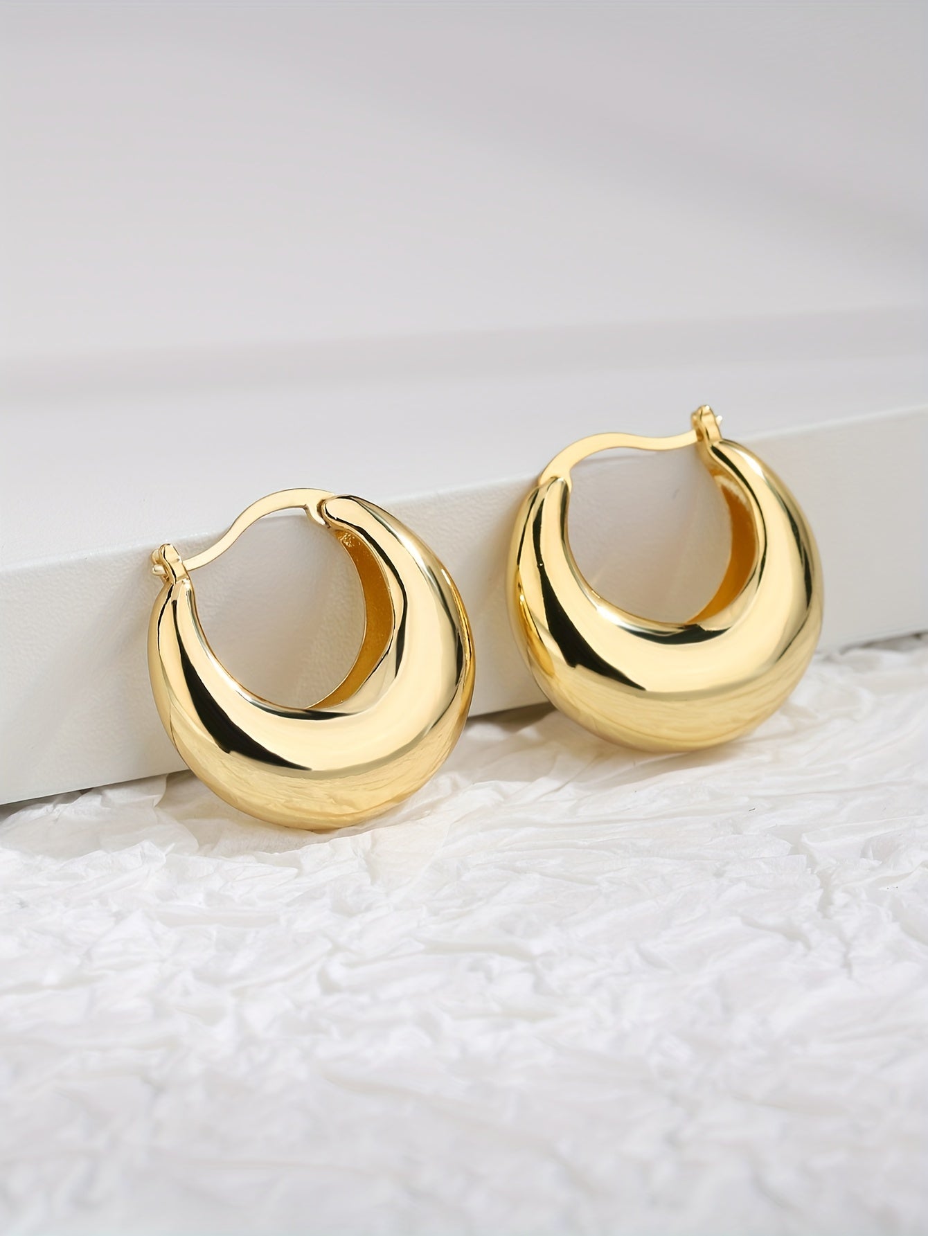 1 Pair Charm-In Elegant Hoop Earrings, 18K Golden Plated Copper,