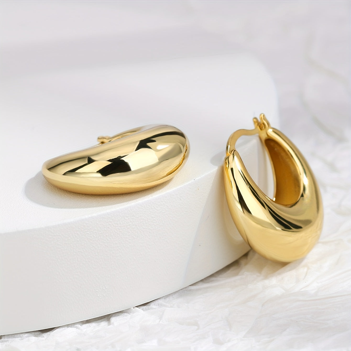 1 Pair Charm-In Elegant Hoop Earrings, 18K Golden Plated Copper,
