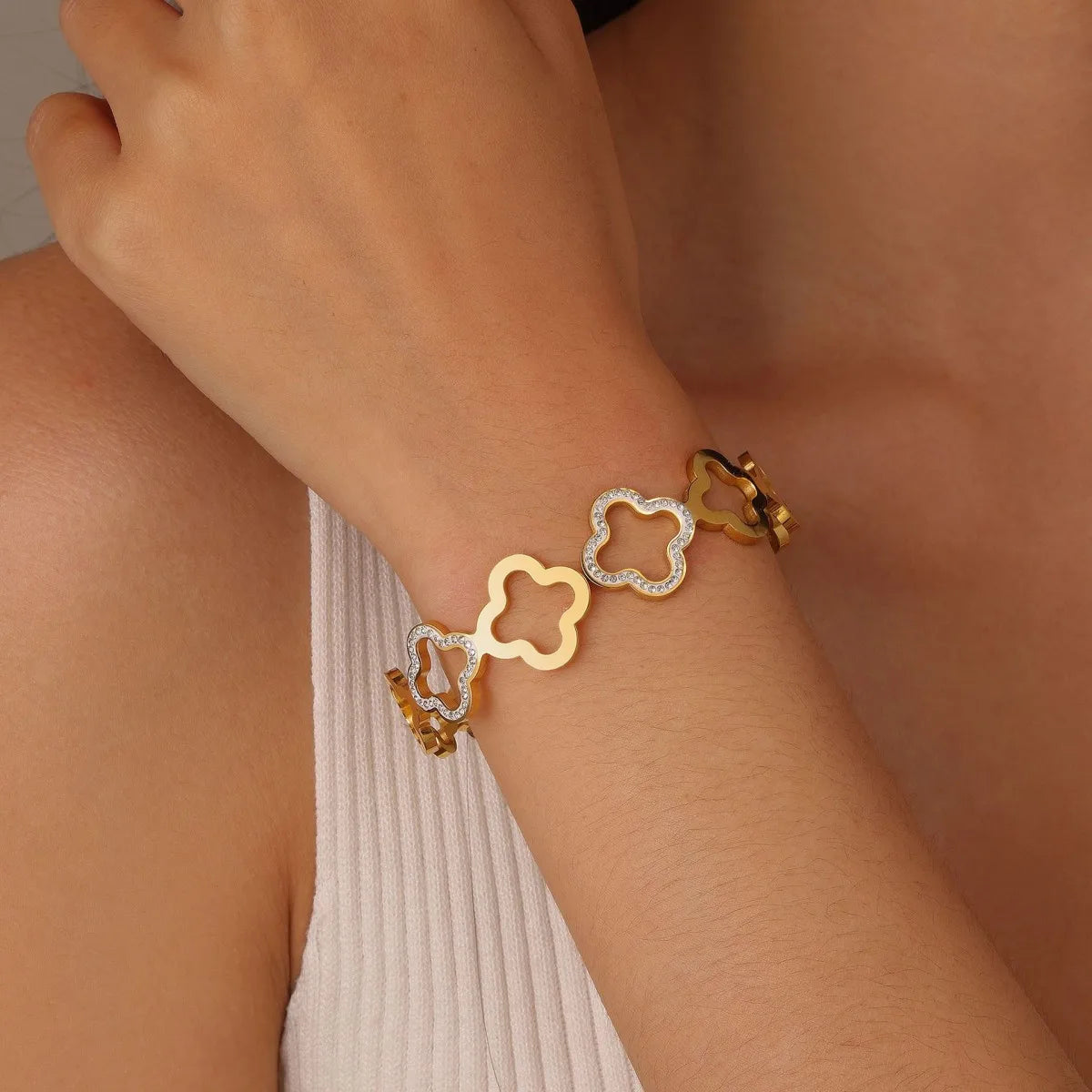 UILZ Stainless Steel Hollow Four-leaf Clover Spring Buckle Bracelet