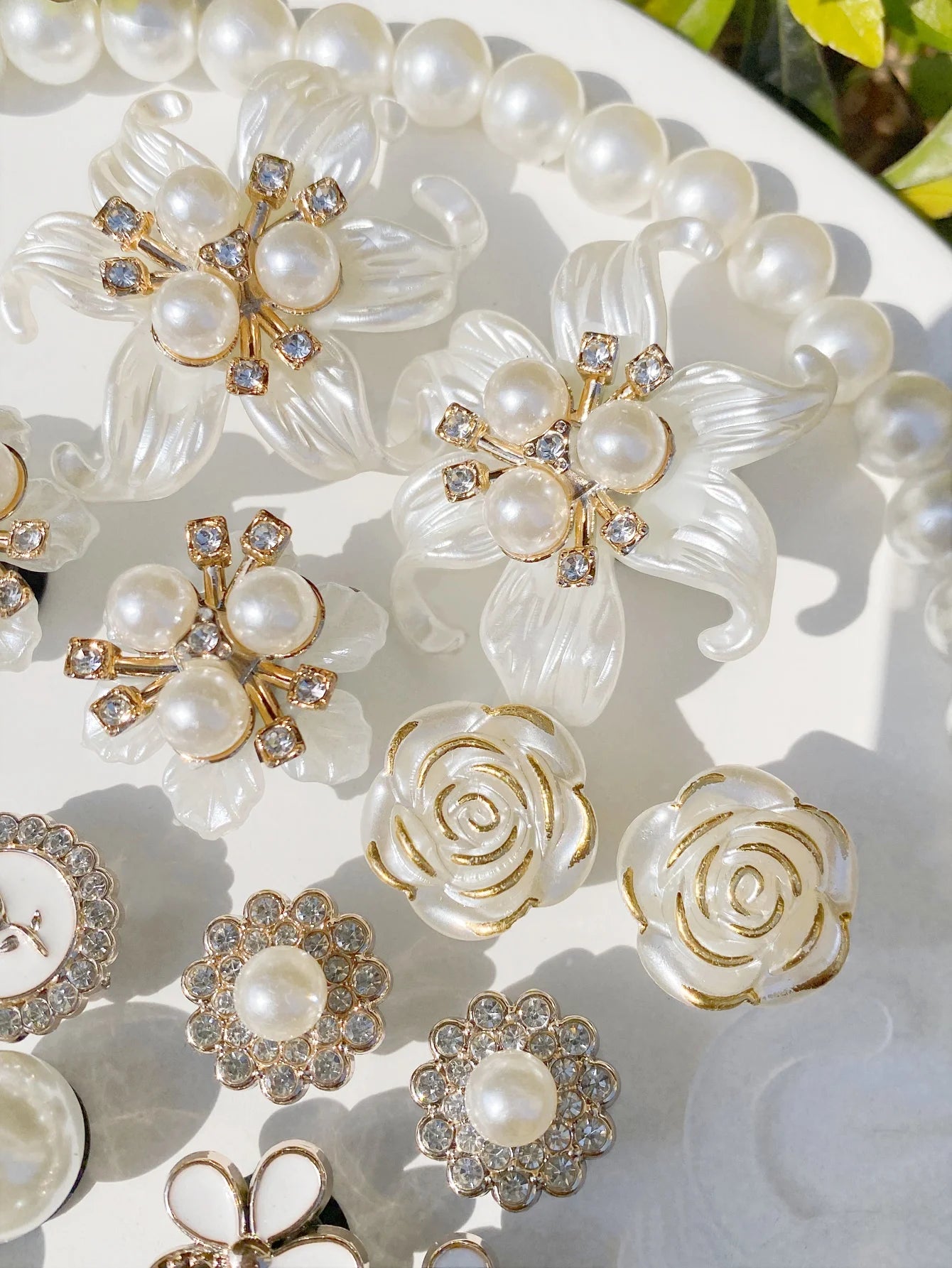20 white camellias, ABS pearl chain DIY detachable shoe accessories, suitable for women sandals, slippers, beach bag multi-funct