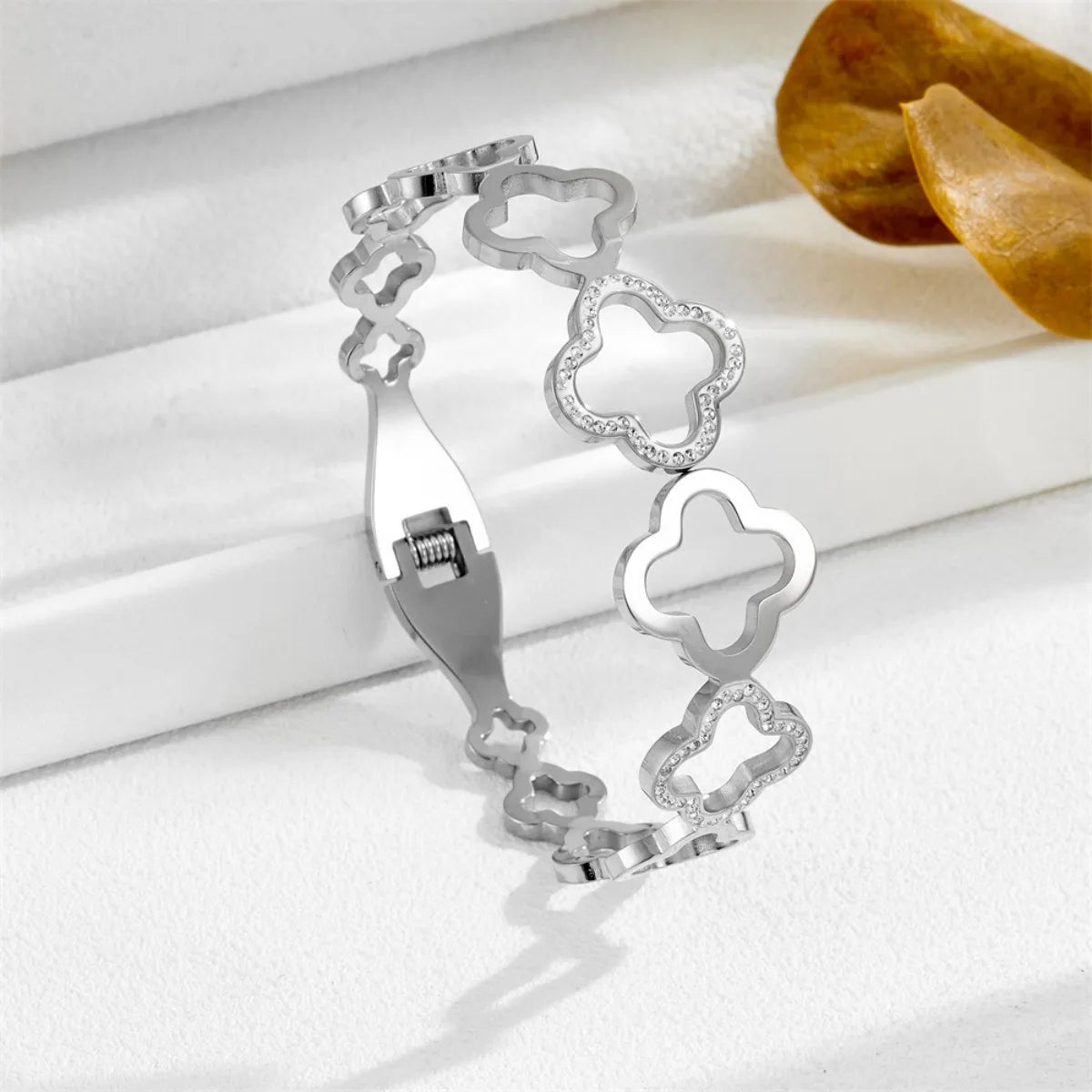 UILZ Stainless Steel Hollow Four-leaf Clover Spring Buckle Bracelet