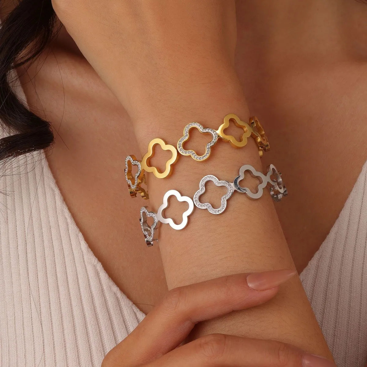 UILZ Stainless Steel Hollow Four-leaf Clover Spring Buckle Bracelet